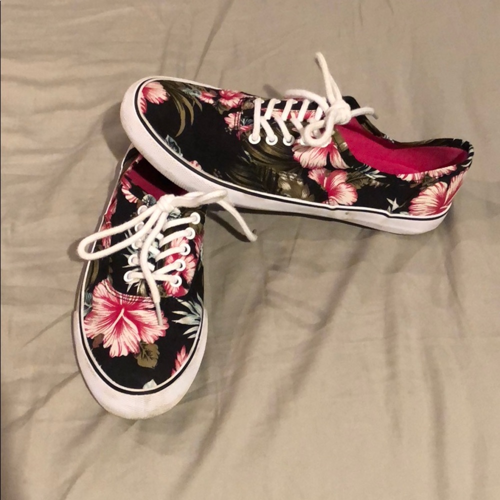 Tropical print sneakers 🌺